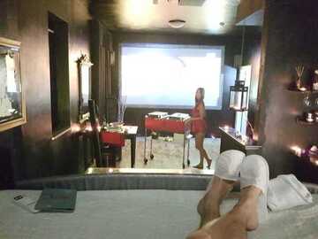 Porti una scia di peccato e vaniglia come da un narghilè...