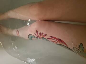 Gambe nuove, tatuate